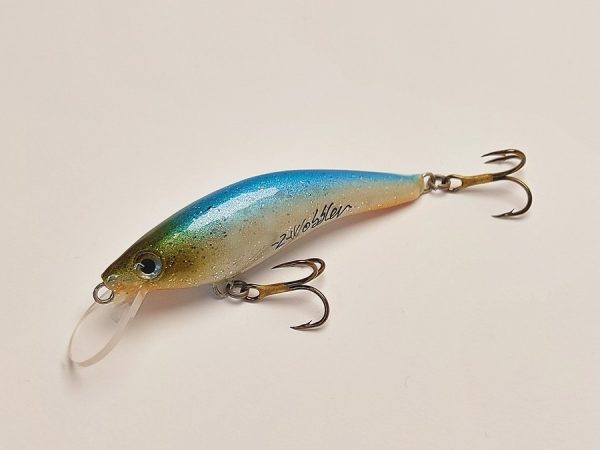 Handgemachter Wobbler Kunstköder. Handgemachter Angelköder mit wackelnder Aktion, der darauf abzielt, Fische anzulocken. Der Köder zeichnet sich durch seine aufwendigen Details aus und wird mit Sorgfalt hergestellt. Ideal für Liebhaber des Süßwasserangelns.
