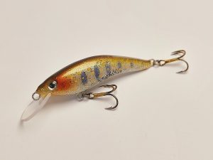 Handgemachter Wobbler Kunstköder. Handgemachter Angelköder mit wackelnder Aktion, der darauf abzielt, Fische anzulocken. Der Köder zeichnet sich durch seine aufwendigen Details aus und wird mit Sorgfalt hergestellt. Ideal für Liebhaber des Süßwasserangelns.
