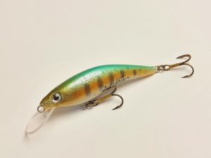 Handgemachter Wobbler Kunstköder. Handgemachter Angelköder mit wackelnder Aktion, der darauf abzielt, Fische anzulocken. Der Köder zeichnet sich durch seine aufwendigen Details aus und wird mit Sorgfalt hergestellt. Ideal für Liebhaber des Süßwasserangelns.