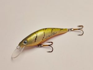 Handgemachter Wobbler Kunstköder. Handgemachter Angelköder mit wackelnder Aktion, der darauf abzielt, Fische anzulocken. Der Köder zeichnet sich durch seine aufwendigen Details aus und wird mit Sorgfalt hergestellt. Ideal für Liebhaber des Süßwasserangelns.