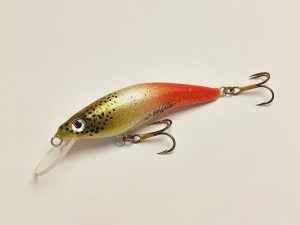 Handgemachter Wobbler Kunstköder. Handgemachter Angelköder mit wackelnder Aktion, der darauf abzielt, Fische anzulocken. Der Köder zeichnet sich durch seine aufwendigen Details aus und wird mit Sorgfalt hergestellt. Ideal für Liebhaber des Süßwasserangelns.