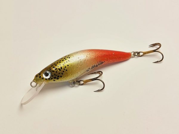 Handgemachter Wobbler Kunstköder. Handgemachter Angelköder mit wackelnder Aktion, der darauf abzielt, Fische anzulocken. Der Köder zeichnet sich durch seine aufwendigen Details aus und wird mit Sorgfalt hergestellt. Ideal für Liebhaber des Süßwasserangelns.
