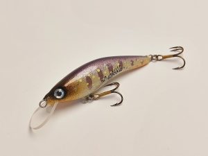 Handgemachter Wobbler Kunstköder. Handgemachter Angelköder mit wackelnder Aktion, der darauf abzielt, Fische anzulocken. Der Köder zeichnet sich durch seine aufwendigen Details aus und wird mit Sorgfalt hergestellt. Ideal für Liebhaber des Süßwasserangelns.