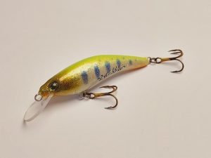 Handgemachter Wobbler Kunstköder. Handgemachter Angelköder mit wackelnder Aktion, der darauf abzielt, Fische anzulocken. Der Köder zeichnet sich durch seine aufwendigen Details aus und wird mit Sorgfalt hergestellt. Ideal für Liebhaber des Süßwasserangelns.