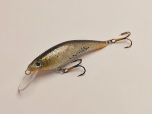 Handgemachter Wobbler Kunstköder. Handgemachter Angelköder mit wackelnder Aktion, der darauf abzielt, Fische anzulocken. Der Köder zeichnet sich durch seine aufwendigen Details aus und wird mit Sorgfalt hergestellt. Ideal für Liebhaber des Süßwasserangelns.