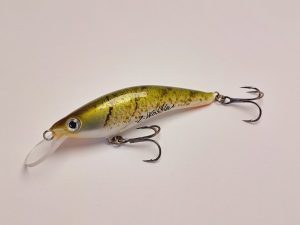Handgemachter Wobbler Kunstköder. Handgemachter Angelköder mit wackelnder Aktion, der darauf abzielt, Fische anzulocken. Der Köder zeichnet sich durch seine aufwendigen Details aus und wird mit Sorgfalt hergestellt. Ideal für Liebhaber des Süßwasserangelns.