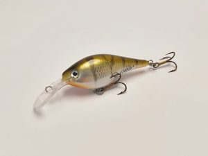 Handgemachter Wobbler Kunstköder. Handgemachter Angelköder mit wackelnder Aktion, der darauf abzielt, Fische anzulocken. Der Köder zeichnet sich durch seine aufwendigen Details aus und wird mit Sorgfalt hergestellt. Ideal für Liebhaber des Süßwasserangelns.
