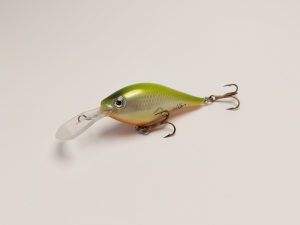 Handgemachter Wobbler Kunstköder. Handgemachter Angelköder mit wackelnder Aktion, der darauf abzielt, Fische anzulocken. Der Köder zeichnet sich durch seine aufwendigen Details aus und wird mit Sorgfalt hergestellt. Ideal für Liebhaber des Süßwasserangelns.
