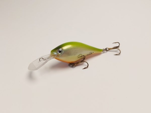 Handgemachter Wobbler Kunstköder. Handgemachter Angelköder mit wackelnder Aktion, der darauf abzielt, Fische anzulocken. Der Köder zeichnet sich durch seine aufwendigen Details aus und wird mit Sorgfalt hergestellt. Ideal für Liebhaber des Süßwasserangelns.