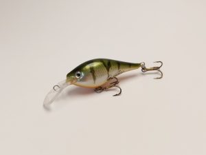 Handgemachter Wobbler Kunstköder. Handgemachter Angelköder mit wackelnder Aktion, der darauf abzielt, Fische anzulocken. Der Köder zeichnet sich durch seine aufwendigen Details aus und wird mit Sorgfalt hergestellt. Ideal für Liebhaber des Süßwasserangelns.