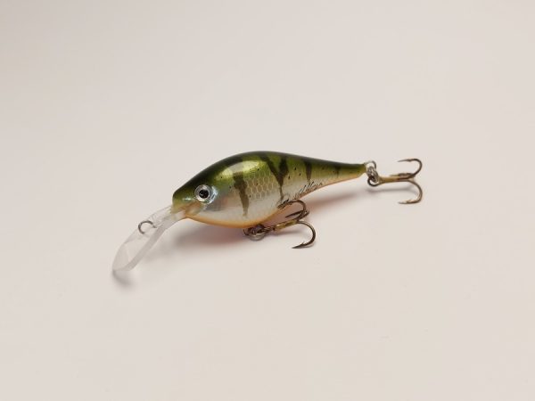 Handgemachter Wobbler Kunstköder. Handgemachter Angelköder mit wackelnder Aktion, der darauf abzielt, Fische anzulocken. Der Köder zeichnet sich durch seine aufwendigen Details aus und wird mit Sorgfalt hergestellt. Ideal für Liebhaber des Süßwasserangelns.