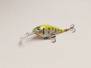 Handgemachter Wobbler Kunstköder. Handgemachter Angelköder mit wackelnder Aktion, der darauf abzielt, Fische anzulocken. Der Köder zeichnet sich durch seine aufwendigen Details aus und wird mit Sorgfalt hergestellt. Ideal für Liebhaber des Süßwasserangelns.