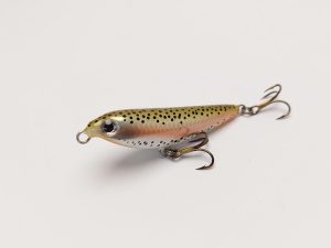 Handgemachter Wobbler Kunstköder. Handgemachter Angelköder mit wackelnder Aktion, der darauf abzielt, Fische anzulocken. Der Köder zeichnet sich durch seine aufwendigen Details aus und wird mit Sorgfalt hergestellt. Ideal für Liebhaber des Süßwasserangelns.
