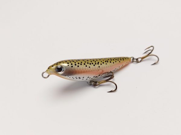 Handgemachter Wobbler Kunstköder. Handgemachter Angelköder mit wackelnder Aktion, der darauf abzielt, Fische anzulocken. Der Köder zeichnet sich durch seine aufwendigen Details aus und wird mit Sorgfalt hergestellt. Ideal für Liebhaber des Süßwasserangelns.