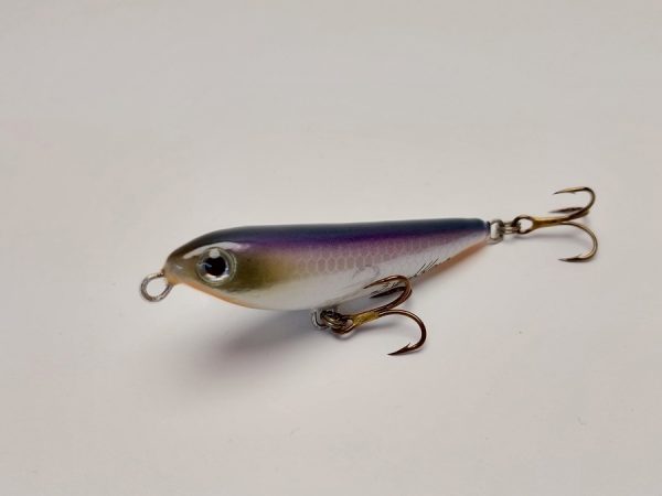 Handgemachter Wobbler Kunstköder. Handgemachter Angelköder mit wackelnder Aktion, der darauf abzielt, Fische anzulocken. Der Köder zeichnet sich durch seine aufwendigen Details aus und wird mit Sorgfalt hergestellt. Ideal für Liebhaber des Süßwasserangelns.