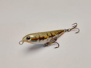 Handgemachter Wobbler Kunstköder. Handgemachter Angelköder mit wackelnder Aktion, der darauf abzielt, Fische anzulocken. Der Köder zeichnet sich durch seine aufwendigen Details aus und wird mit Sorgfalt hergestellt. Ideal für Liebhaber des Süßwasserangelns.