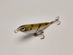 Handgemachter Wobbler Kunstköder. Handgemachter Angelköder mit wackelnder Aktion, der darauf abzielt, Fische anzulocken. Der Köder zeichnet sich durch seine aufwendigen Details aus und wird mit Sorgfalt hergestellt. Ideal für Liebhaber des Süßwasserangelns.