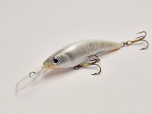 Handgemachter Wobbler Kunstköder. Handgemachter Angelköder mit wackelnder Aktion, der darauf abzielt, Fische anzulocken. Der Köder zeichnet sich durch seine aufwendigen Details aus und wird mit Sorgfalt hergestellt. Ideal für Liebhaber des Süßwasserangelns.