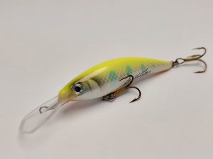 Handgemachter Wobbler Kunstköder. Handgemachter Angelköder mit wackelnder Aktion, der darauf abzielt, Fische anzulocken. Der Köder zeichnet sich durch seine aufwendigen Details aus und wird mit Sorgfalt hergestellt. Ideal für Liebhaber des Süßwasserangelns.