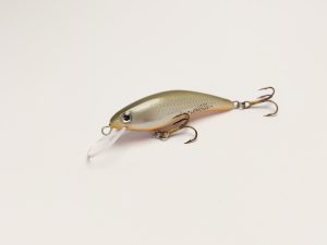 Handgemachter Wobbler Kunstköder. Handgemachter Angelköder mit wackelnder Aktion, der darauf abzielt, Fische anzulocken. Der Köder zeichnet sich durch seine aufwendigen Details aus und wird mit Sorgfalt hergestellt. Ideal für Liebhaber des Süßwasserangelns.