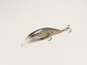 Handgemachter Wobbler Kunstköder. Handgemachter Angelköder mit wackelnder Aktion, der darauf abzielt, Fische anzulocken. Der Köder zeichnet sich durch seine aufwendigen Details aus und wird mit Sorgfalt hergestellt. Ideal für Liebhaber des Süßwasserangelns.