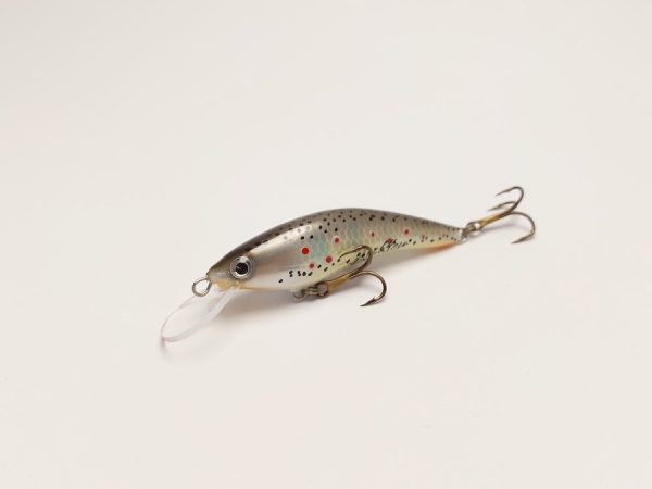 Handgemachter Wobbler Kunstköder. Handgemachter Angelköder mit wackelnder Aktion, der darauf abzielt, Fische anzulocken. Der Köder zeichnet sich durch seine aufwendigen Details aus und wird mit Sorgfalt hergestellt. Ideal für Liebhaber des Süßwasserangelns.