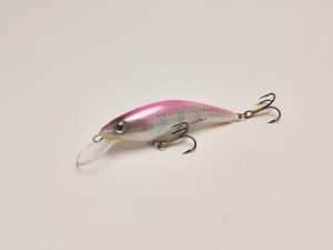Handgemachter Wobbler Kunstköder. Handgemachter Angelköder mit wackelnder Aktion, der darauf abzielt, Fische anzulocken. Der Köder zeichnet sich durch seine aufwendigen Details aus und wird mit Sorgfalt hergestellt. Ideal für Liebhaber des Süßwasserangelns.