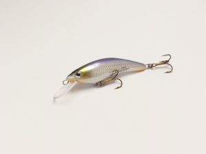 Handgemachter Wobbler Kunstköder. Handgemachter Angelköder mit wackelnder Aktion, der darauf abzielt, Fische anzulocken. Der Köder zeichnet sich durch seine aufwendigen Details aus und wird mit Sorgfalt hergestellt. Ideal für Liebhaber des Süßwasserangelns.