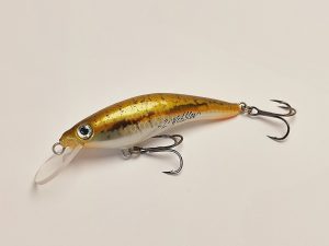 Handgemachter Wobbler Kunstköder. Handgemachter Angelköder mit wackelnder Aktion, der darauf abzielt, Fische anzulocken. Der Köder zeichnet sich durch seine aufwendigen Details aus und wird mit Sorgfalt hergestellt. Ideal für Liebhaber des Süßwasserangelns.