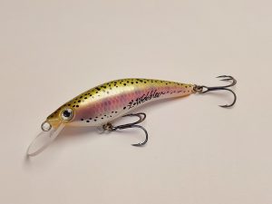 Handgemachter Wobbler Kunstköder. Handgemachter Angelköder mit wackelnder Aktion, der darauf abzielt, Fische anzulocken. Der Köder zeichnet sich durch seine aufwendigen Details aus und wird mit Sorgfalt hergestellt. Ideal für Liebhaber des Süßwasserangelns.