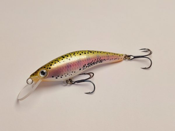 Handgemachter Wobbler Kunstköder. Handgemachter Angelköder mit wackelnder Aktion, der darauf abzielt, Fische anzulocken. Der Köder zeichnet sich durch seine aufwendigen Details aus und wird mit Sorgfalt hergestellt. Ideal für Liebhaber des Süßwasserangelns.