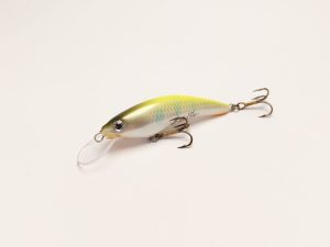 Handgemachter Wobbler Kunstköder. Handgemachter Angelköder mit wackelnder Aktion, der darauf abzielt, Fische anzulocken. Der Köder zeichnet sich durch seine aufwendigen Details aus und wird mit Sorgfalt hergestellt. Ideal für Liebhaber des Süßwasserangelns.